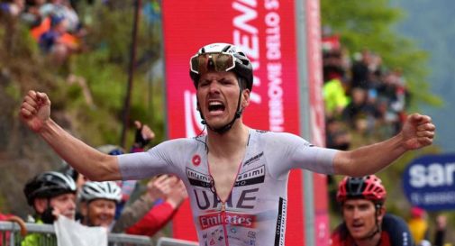 Giro d'Italia 2023, Almeida vince 16^ tappa e Thomas torna maglia rosa