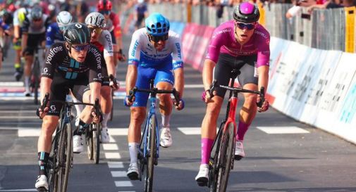 Giro d'Italia 2023, a Caorle Dainese vince 17^ tappa al fotofinish