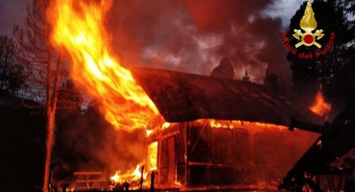 Incendio distrugge baita in zona Cinque Torri