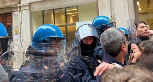 Proteste contro Bernini, cariche polizia e tensione 