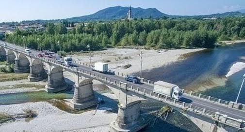 Vidor, auto finisce contro il muretto: traffico in tilt sul ponte