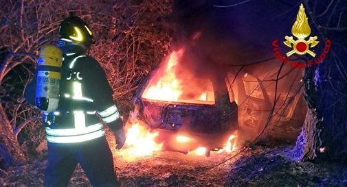 Porsche Cayenne in fiamme a Trevignano questa notte 