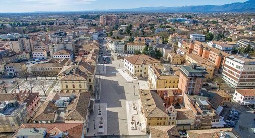 Montebelluna, se la prende col titolare di un locale, poi esce seminudo e lancia sedie e tavolini