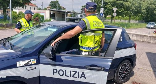 Montebelluna, auto si ribalta e rimane tra carreggiata e banchina