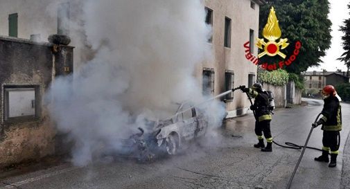 Auto in fiamme a Crespano