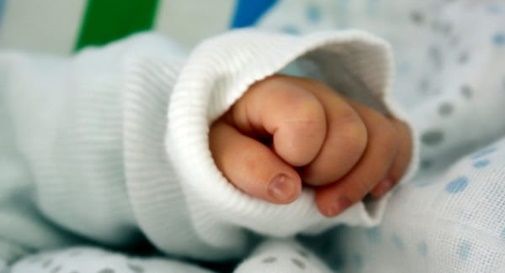 Bimbo di 2 anni muore mentre fa bagnetto, disposta autopsia 