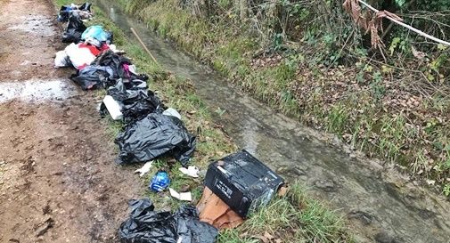 Canale trasformato in discarica