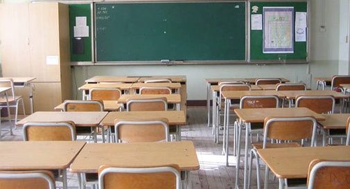 Ponzano, crolla la finestra dell'aula, studente contusa ad una mano