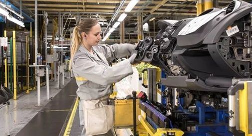 Ragazza al lavoro in fabbrica