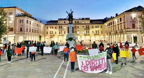 proteste per scuola chiusa