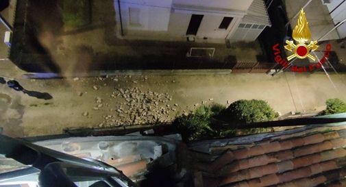 Crolla il tetto di una palazzina di tre piani: sette persone evacuate 