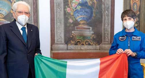 Mattarella consegna a Cristoforetti il Tricolore per la Stazione spaziale