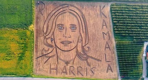 Aratro e trattore, maxi ritratto in landart di Kamala Harris 