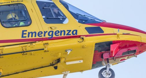 Cade da un'altezza di tre metri: lavoratore ricoverato in ospedale con l'elicottero