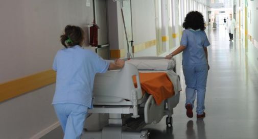 Sanità, esami e visite notturne: è scontro