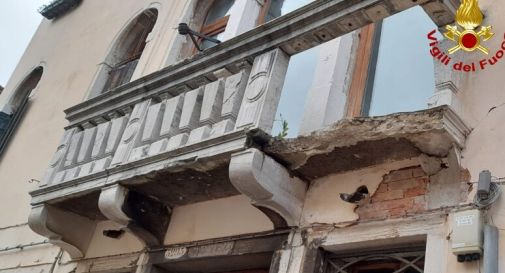 Crolla un terrazzino da un edificio a Venezia, nessun ferito 