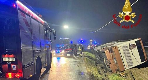 Bus finisce fuoristrada, oltre 30 feriti