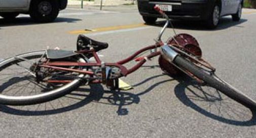 Ciclista investita da un'auto in via Santa Bona Nuova