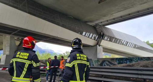 Camion urtata il ponte, tre feriti e forti disagi