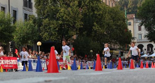 Duecento bambini colorano viale Carducci 