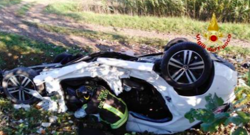 Schianto con l’auto, muore una 18enne