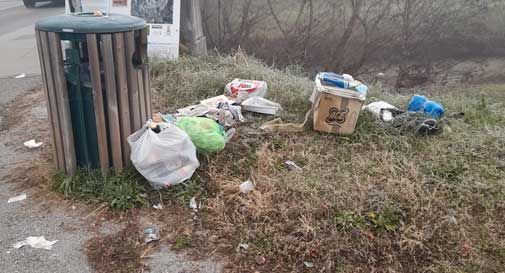 Conegliano, rifiuti abbandonati: 