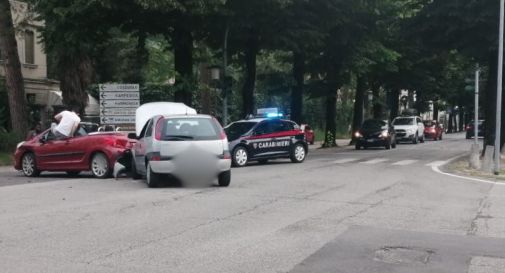 Vittorio Veneto, scontro tra due auto all'incrocio semaforico
