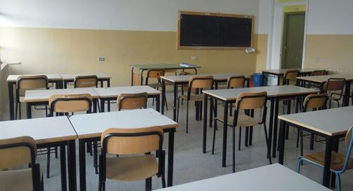 La scuola si rifiuta di ospitarla durante la pausa: “Mia figlia di 11 anni costretta a mangiare in strada”