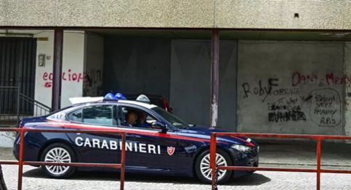 Uomo cade dal balcone, la compagna è in stato di fermo