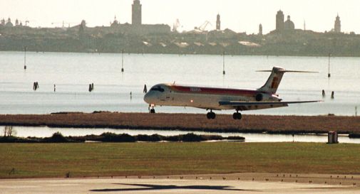 Chiuso l'aeroporto per uno stormo di gabbiani: dirottato l'aereo con a bordo Zaia