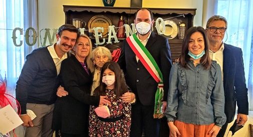 Nonna Irma con la famiglia e il sindaco Davide Bortolato