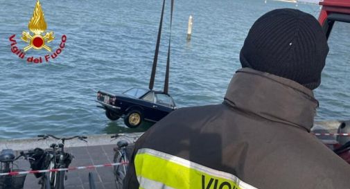 Auto finisce in laguna al Lido di Venezia, morto il conducente