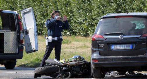 Con la moto si schianta contro l'auto, muore a 25 anni 