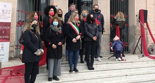 Sindaco Cristina Andretta in piazza assieme agli studenti contro la violenza sulle donne