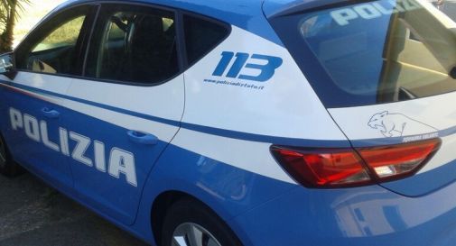 Lo ospitano per Natale ma diventa molesto, interviene la Polizia 