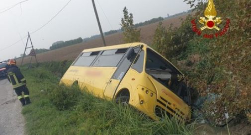 Scuolabus in un canale: ferite due scolare e l'autista 