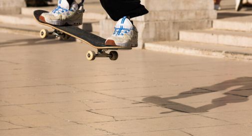 Con skateboard inveisce contro passanti, identificato 