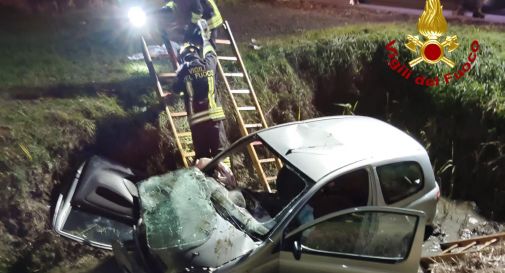 L'auto finisce nel fossato: allarme nella notte