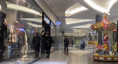 Banditi col mitra assaltano gioielleria nel centro commerciale