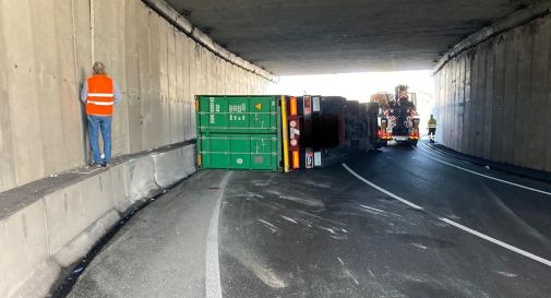 Camion si ribalta, regionale chiusa