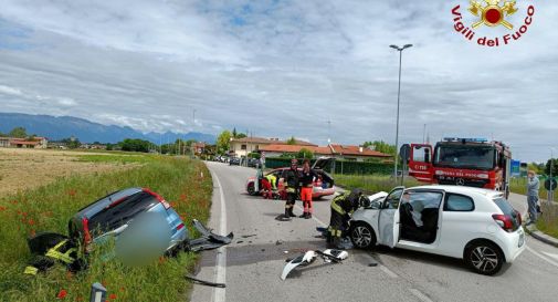 Violento schianto fra due auto, una finisce nel fosso: coinvolto un bambino