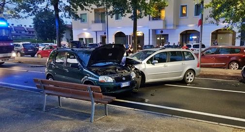 Forte schianto tra tre auto in pieno centro a San Vendemiano, due feriti in ospedale