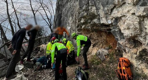 Cade martello durante arrampicata, colpita freeclimber in parete 