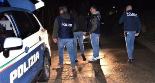 Vede la polizia, ferma l'auto e scappa a piedi: tra i sedili posteriori e il bagagliaio scoprono due bambini e quattro adulti