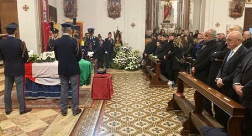 Funerali del poliziotto-eroe, in chiesa anche il ministro Piantedosi 