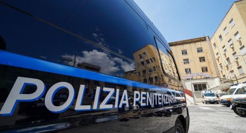 Detenuto appicca il fuoco in carcere, sette agenti intossicati 