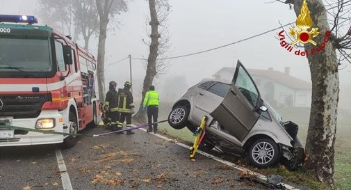 Esce di strada con l'auto e finisce contro un albero