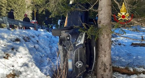 Esce di strada con l'auto e rimane su una fiancata: feriti il conducente e due passeggeri