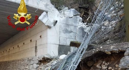 Frana sulla Valsugana, chiuse strada e linea ferroviaria   