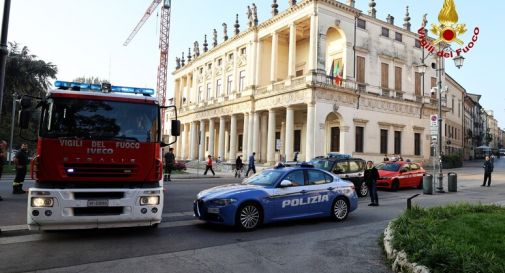 Incendio fuori dal Teatro Olimpico di Vicenza, fiamme spente 